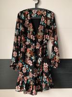 Only Langarmkleid Größe M schwarz mit Blumenmuster Duisburg - Duisburg-Mitte Vorschau