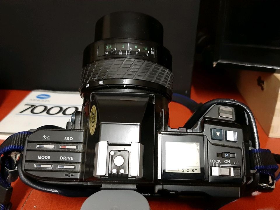 Minolta 7000 Spiegelreflex-Camera mit Zoom-Objektiv und Blitz in Bodman-Ludwigshafen