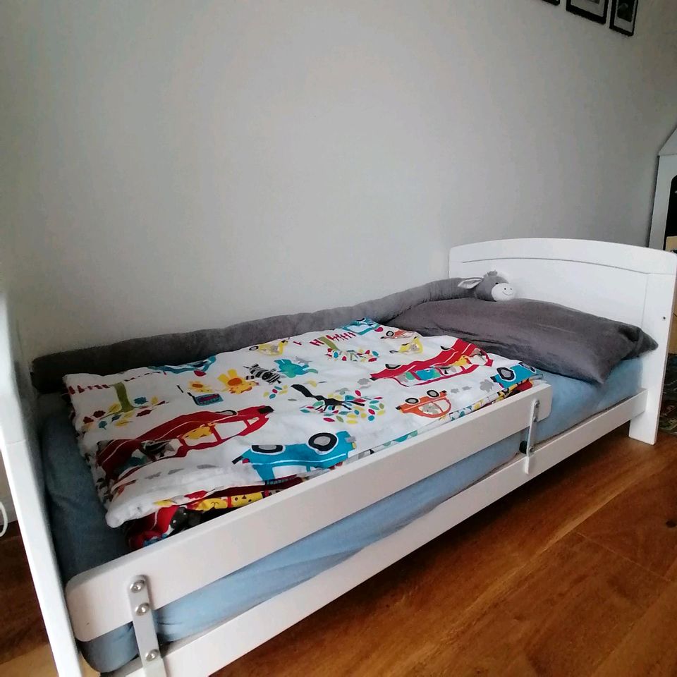 Babybett/ Kleinkindbett mit Matratze in Niederdorfelden