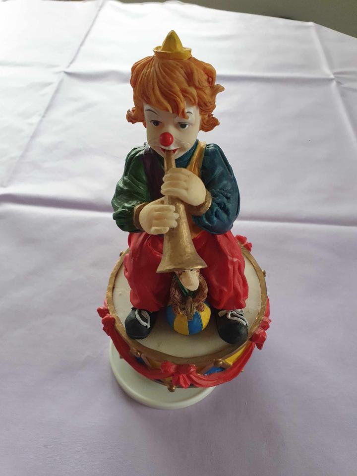 Spieluhr mit Clown auf Trommel und Trompete und kleiner Affe in Königswinter