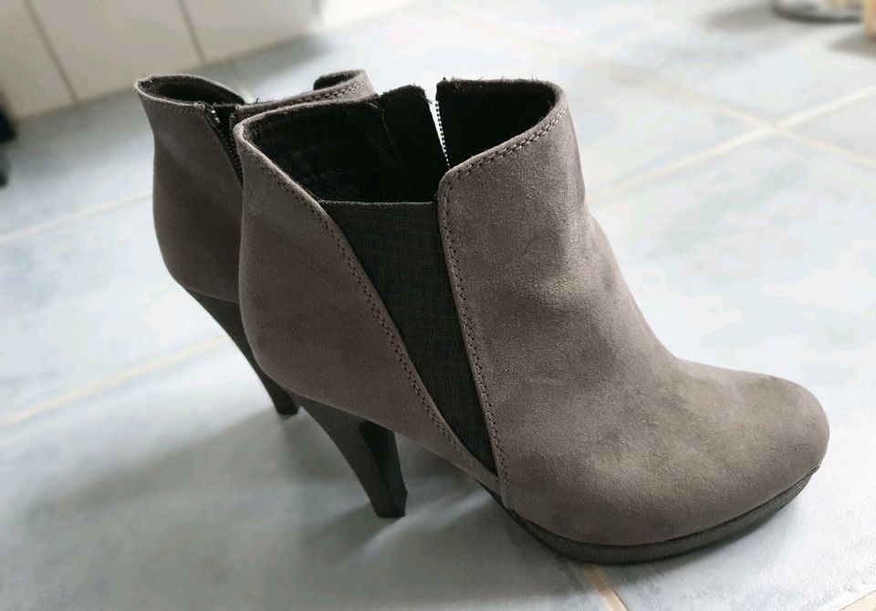 Neuwertig: Stiefeletten Gr. 36 Marco Tozzi, High Heels in Ronshausen