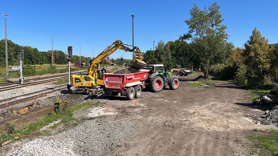 Baustellentransport Traktor Baumulden Muldenkipper Transport in Weiden b Weimar Thür