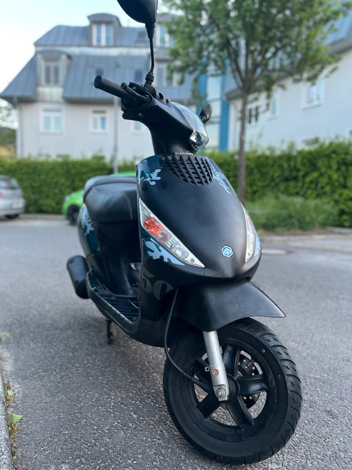 Piaggio Zip 50 4T Roller schwarz Top Zustand in Berlin