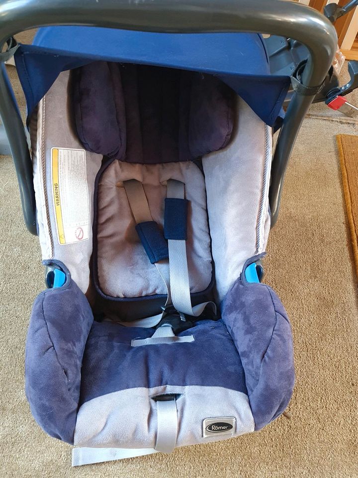 Römer Babyschale mit Isofix Station in Haldenwang