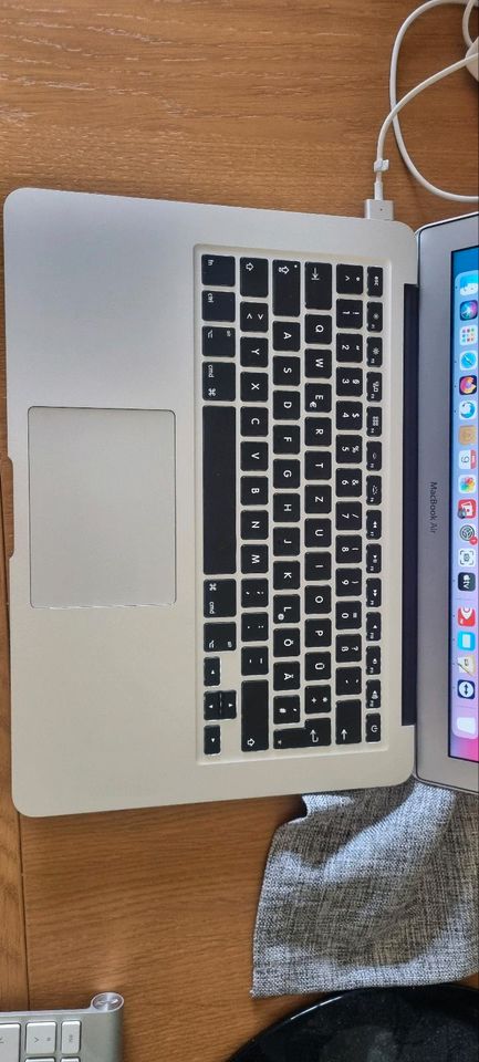 Apple MacBook Air 13 mit viel Zubehör in Lüneburg