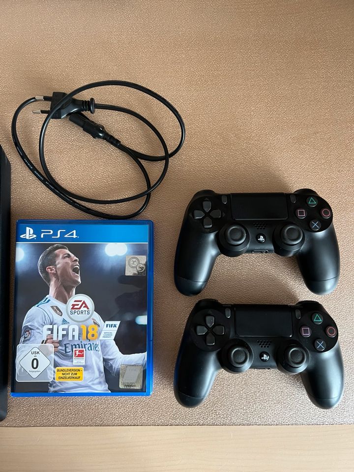 PlayStation 4 inkl. 2x Controller + FIFA 18 in Cloppenburg