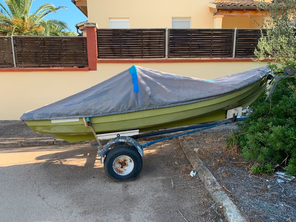 Boot aus Kunststoff mit Trailer Standort Mallorca Rudköbing Jolle in Neuenhaus