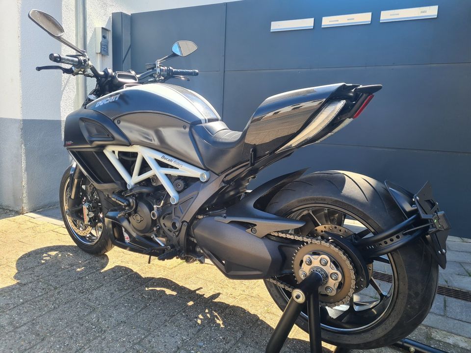 Ducati Diavel Carbon Star White in Pommelsbrunn