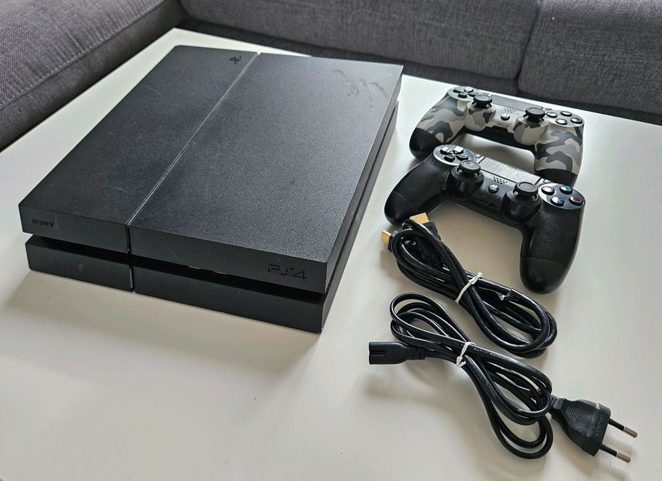 PS4 1 TB - Playstation 4 mit zwei Controllern in Erfurt