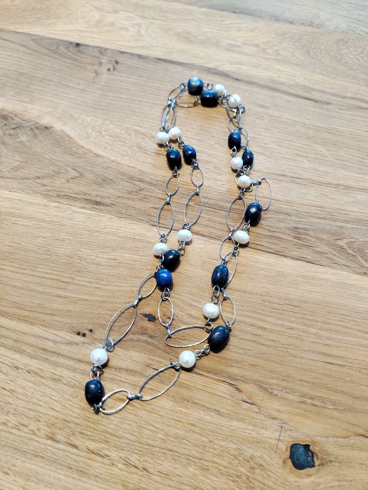 Lange Halskette silber mit weißen und dunkelblauen Steinen in Rietberg