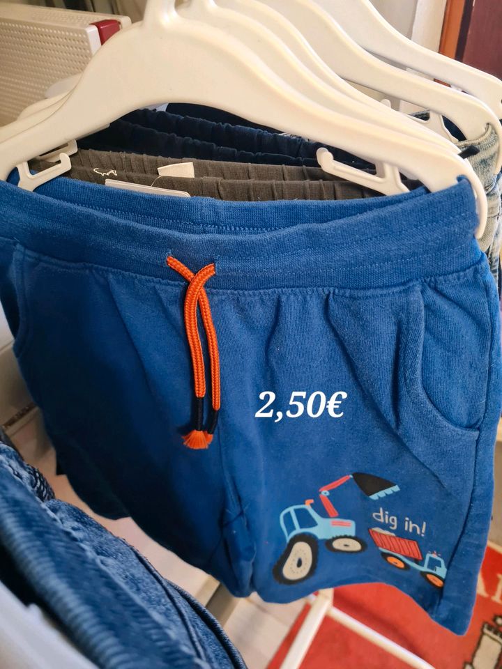 KINDER SOMMER SHORTS GR. 122/128 in Hamburg