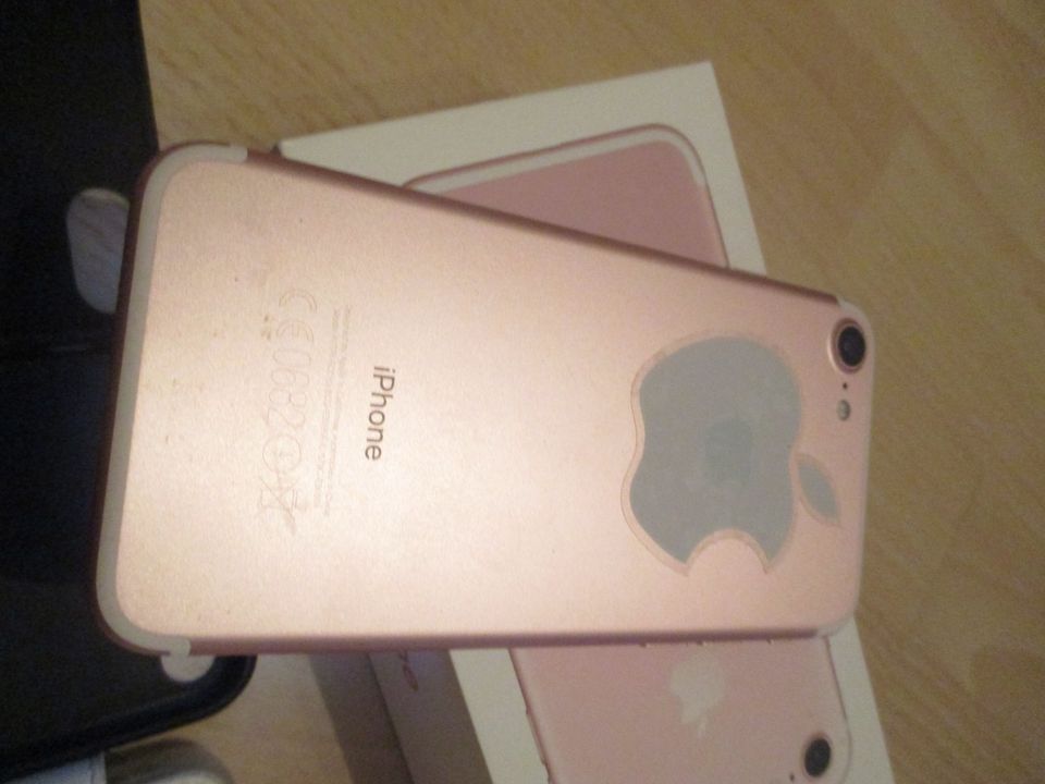 Apple Iphone 7 32gb Rose Gold mit Cover schutzhüllen Handy in Köln