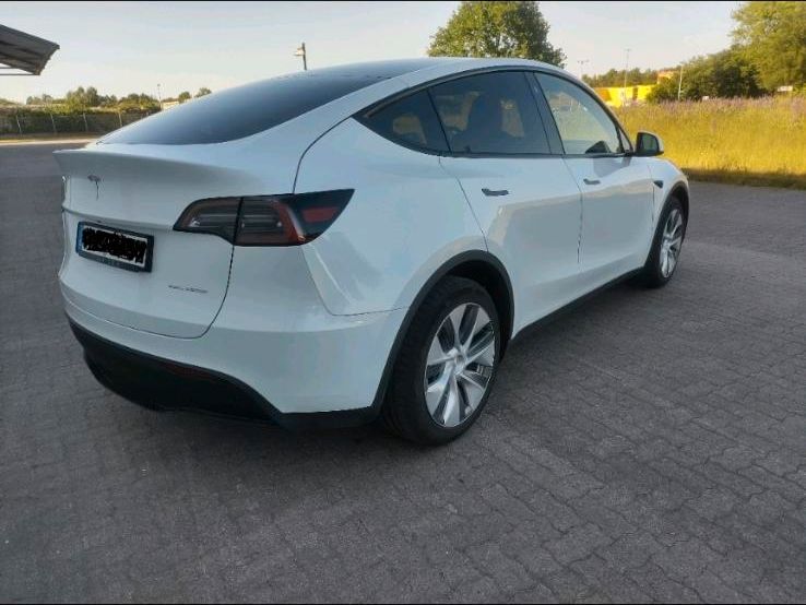 Tesla Model Y (Dual Motor) Long Range in Schiffdorf