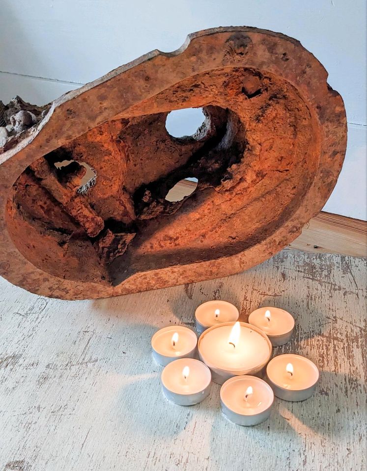 Verrostete Skulptur im Industriedesign als Lampe, auf Treibholz in Neuss