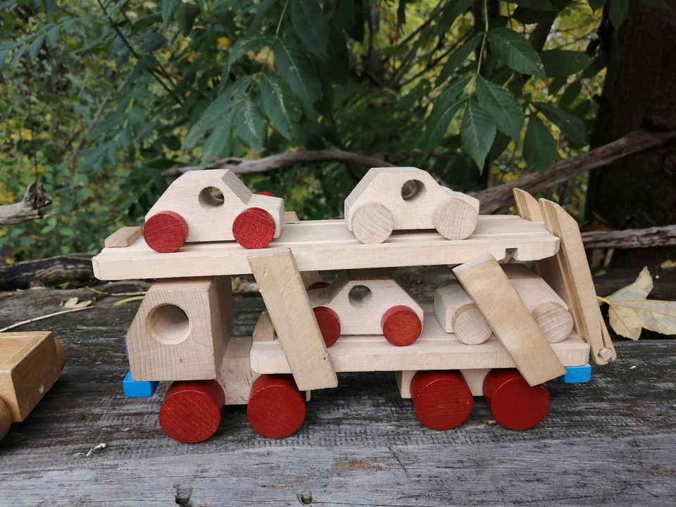 Viel Holzspielzeug DDR Ford Camp Eisenbahn Tier Planwagen in Georgenthal