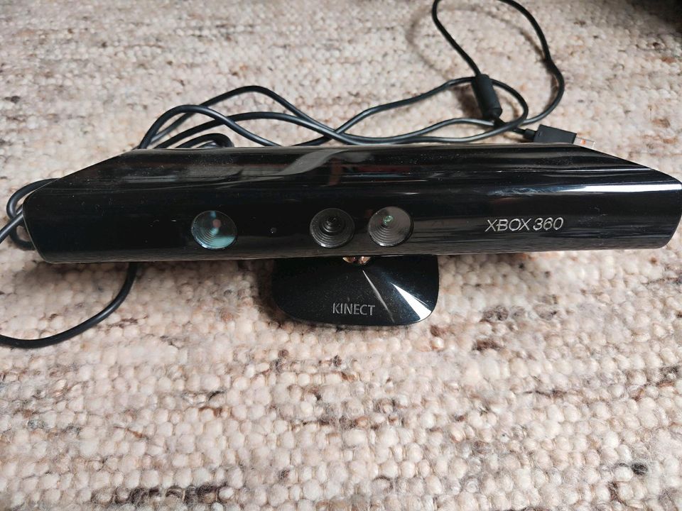 XBOX 360 S Kinect Sensor 10 Spiele Controller in Buchen (Odenwald)