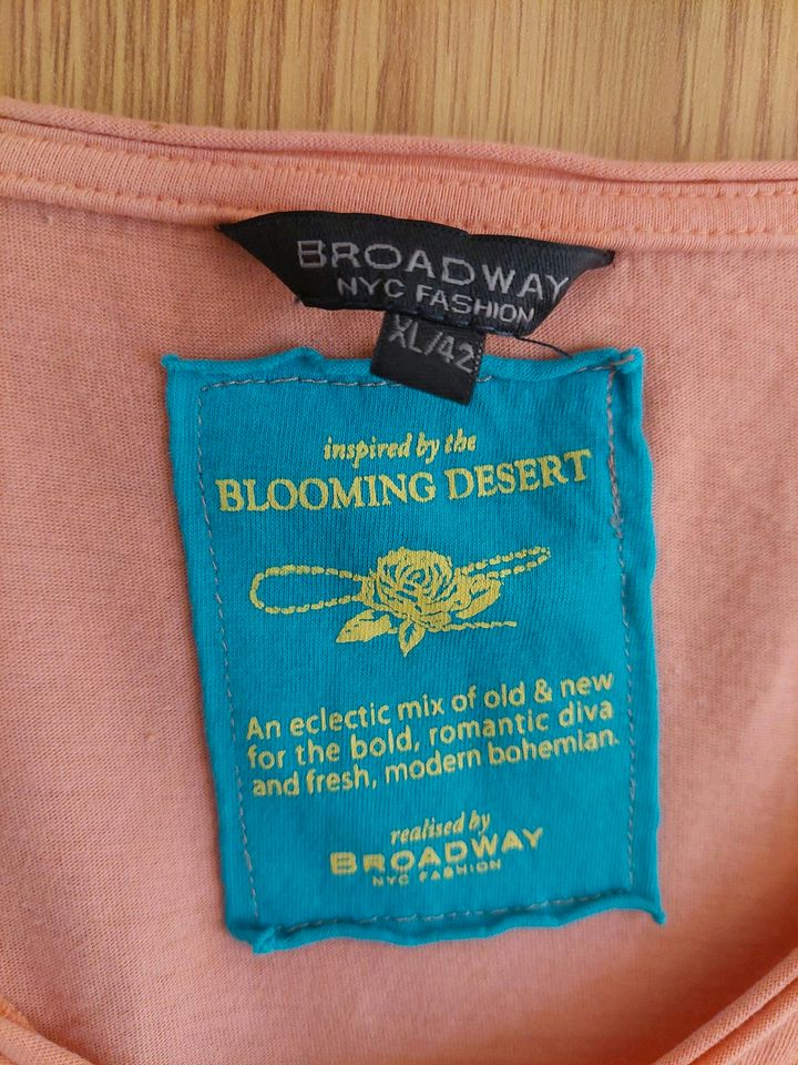 T-shirt 'Broadway' rosa/aprikosenfarben mit Motiv in Sünna
