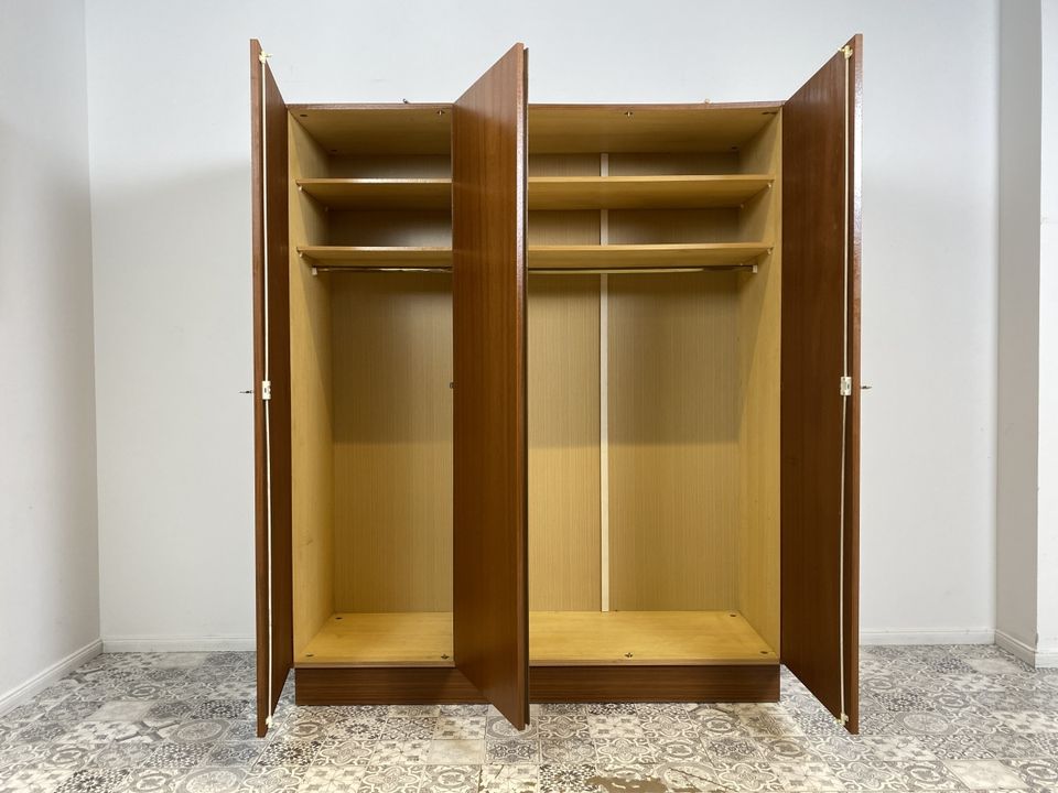 WMK Unaufdringlicher und sehr gut erhaltener 70er Jahre Kleiderschrank mit schönen Messingbeschlägen # Schrank Wäscheschrank Wardrobe Schlafzimmerschrank Retro Vintage DDR # Lieferung möglich in Berlin