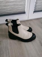 Hugo Boss Damen Boots Stiefelette Leder beige /schwarz Gr. 40 Neu Hessen - Kassel Vorschau