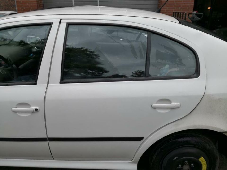 SKODA OCTAVIA, TÜR RECHTS, WEISS,BJ.2009,KOMPLETT in Dortmund