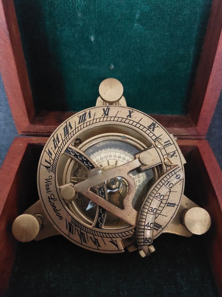 Sehr schöner Kompass mit Holzschatulle in Hörstel