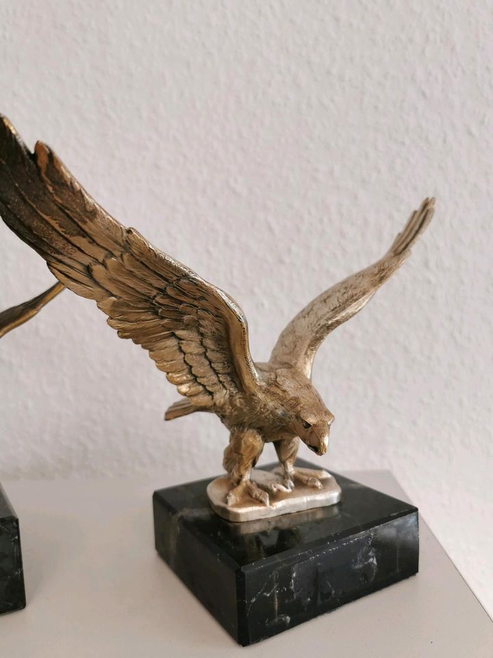 Beschreibung  Bronze Adler Skulptur, Figur Marmorsockel in Duisburg