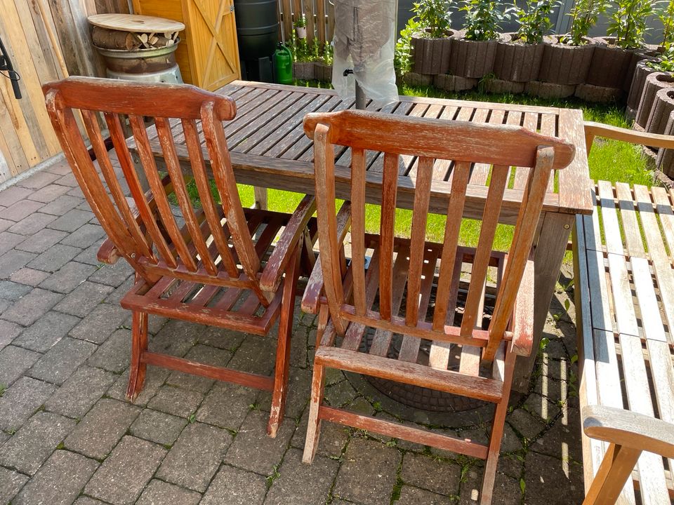 Gartentisch ausziehbar mit 2 Holzstühle in Altusried