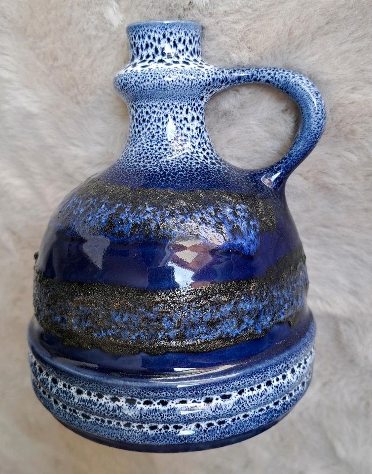 Vase aus blau lasierter Keramik mit Griff in Pielenhofen