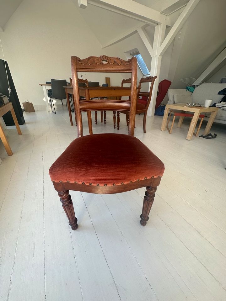 Antiker Esstisch mit Stühlen in Düsseldorf