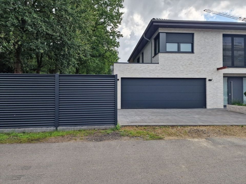 Gartenzaun Sichtschutzzaun 42m x Höhe 1,6m: Viola Sichtschutzzaun, Lamellenzaun, Schmiedezaun, Schmuckzaun. Metallzaun Komplettset im Stil eines Jalousienzauns. in Siegen