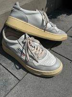 Autry Sneaker Turnschuhe grau Creme Gr. 40 Leder Nordrhein-Westfalen - Lippstadt Vorschau