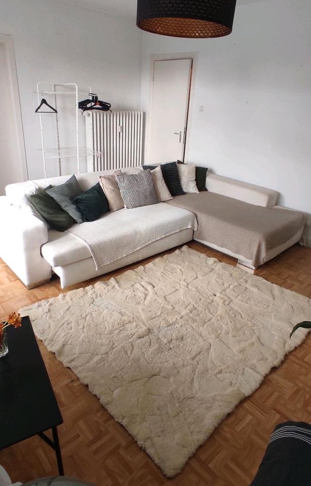 Großes Sofa mit Schlaffunktion beige/creme in Hamburg