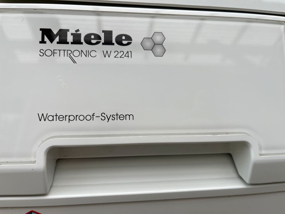 Miele Waschmaschine Softtronic W 2241 in Oberursel (Taunus)