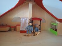 GOKI Puppenhaus aus Holz mit Möbeln und Figuren Berlin - Wilmersdorf Vorschau
