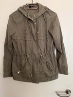 H&M leichte Sommer Jacke GrS/36 Khaki Nordrhein-Westfalen - Menden Vorschau