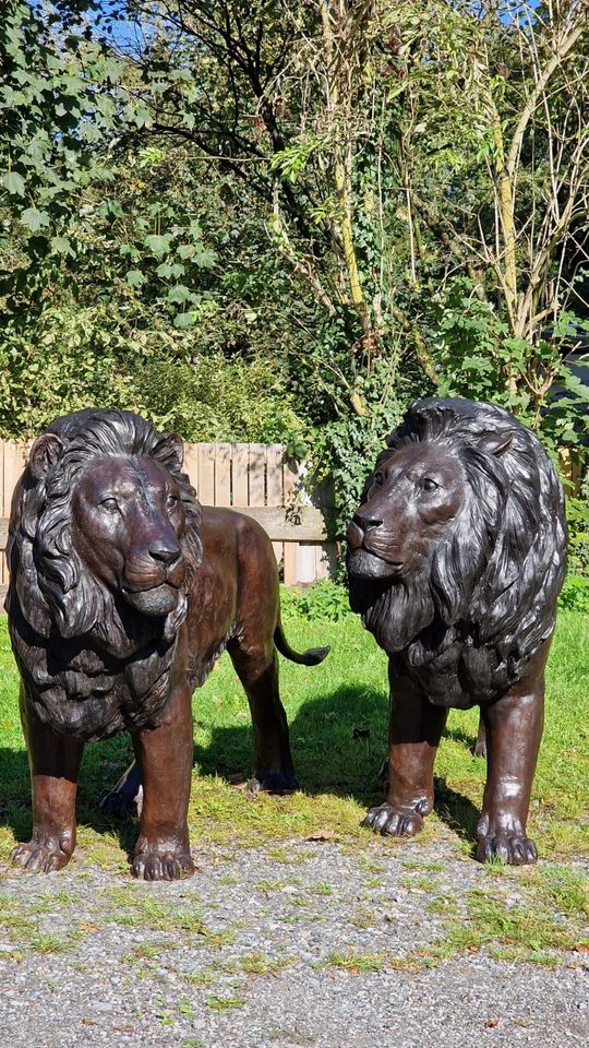 Lebensgroße Löwen aus Bronze in Starnberg