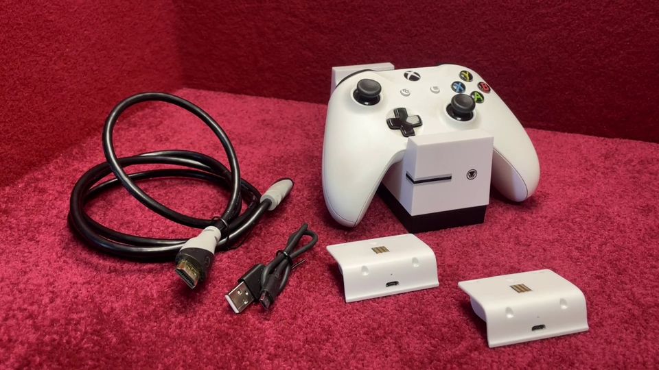 Xbox One S: 500GB, 1x Controller, 2x Akku + Ladestation / 193955 in Dresden