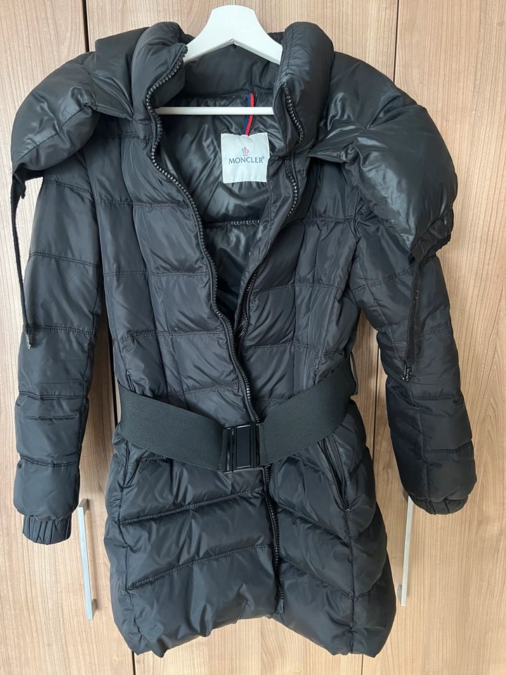 Moncler Mantel Gr. M 36 schwarz, Damen. Super Zustand. in Großalmerode