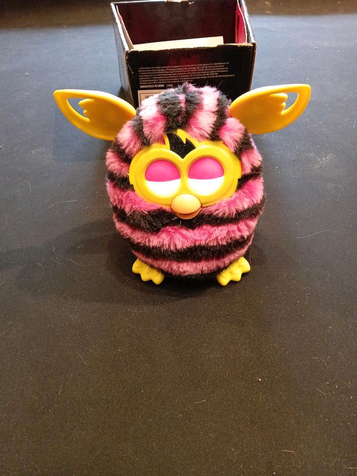 Furby von Hasbro pink schwarz in Tiefenbach