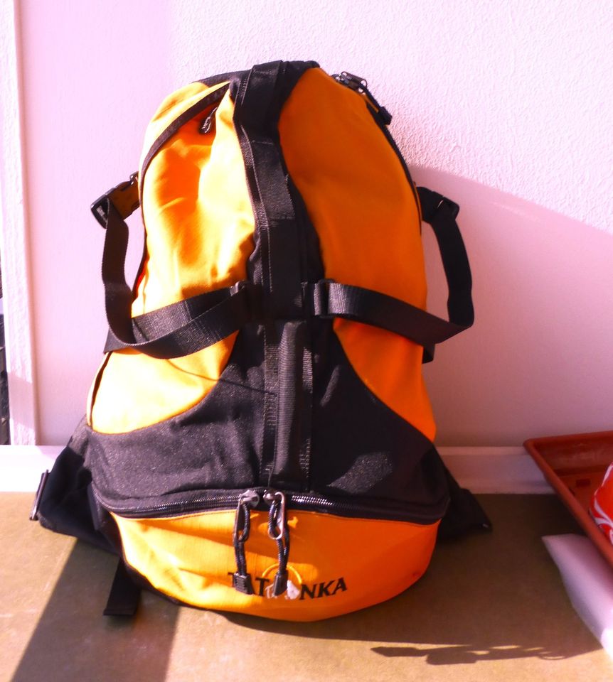 neuer gelb/schwarzer Rucksack in Stuttgart