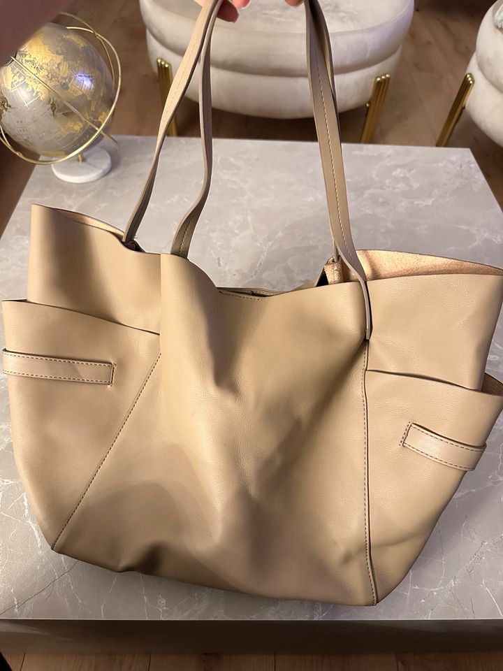 große Zara Handtasche in Berlin