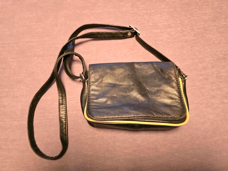 Schwarze Lederhandtasche mit braunem Zierrand in Dortmund