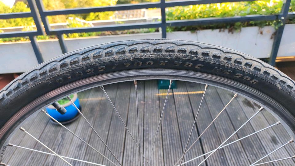 Alufelge Vorderrad Rad Bereifung Schwalbe 28 Zoll, Schnellspanner in Celle