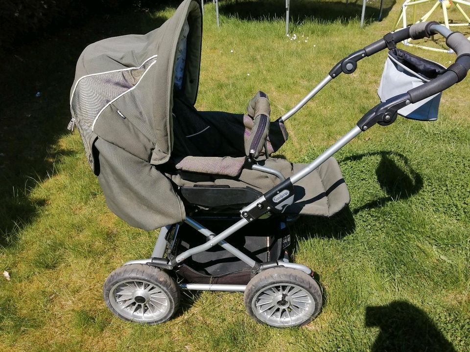 Emmaljunga Kinderwagen grün mit viel Zubehör in Burgdorf