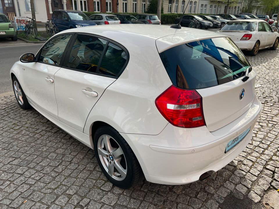 BMW 1 Lim. 116i+ SITZHEIZUNG + PDC + ALUFELGEN in Berlin