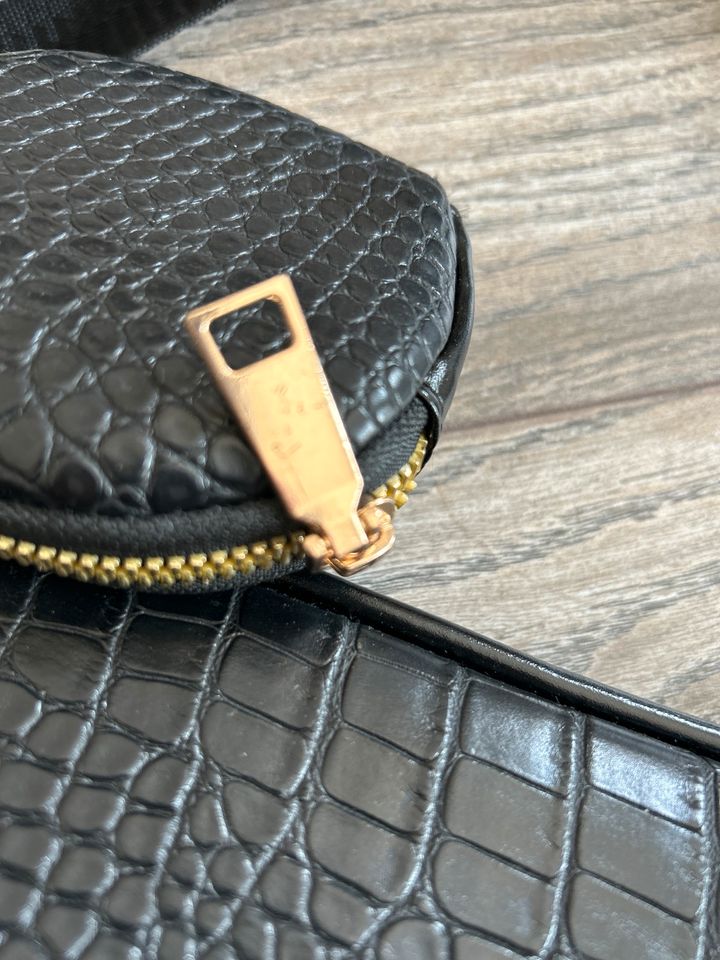 NEU ❤️ Tasche Cross Body Bag schwarz CrocoGold Umhängetasche in Limburg