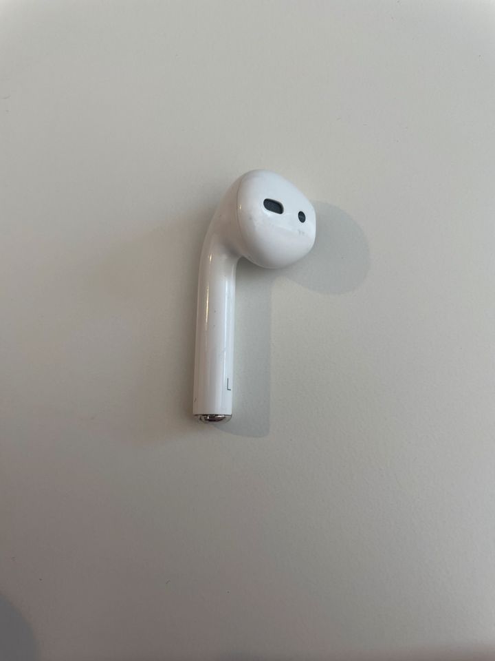 Original Apple AirPod 2. gen links defekt in Köln