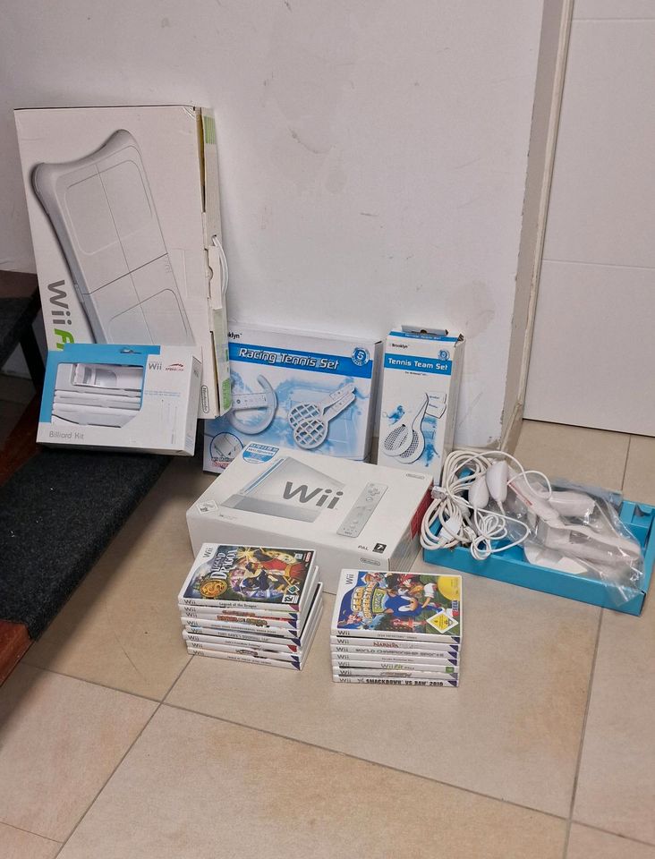 Nintendo Wii Sports mit 15 Spielen + viel Zubehör in Köln