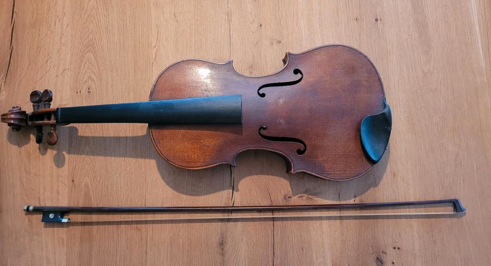 alte Geige mit Bogen und Zubehör im Geigenkasten in Selters