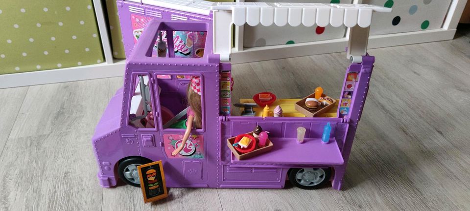 Barbie Food-Truck Imbisswagen mit Puppe und Zubehör in Bernburg (Saale)